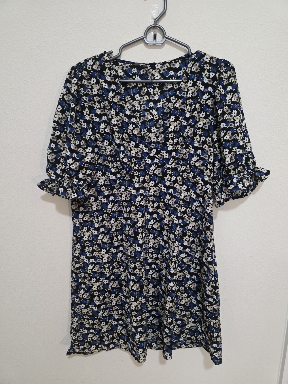 Vero Moda Navy and White Floral V-Neck Short Dress